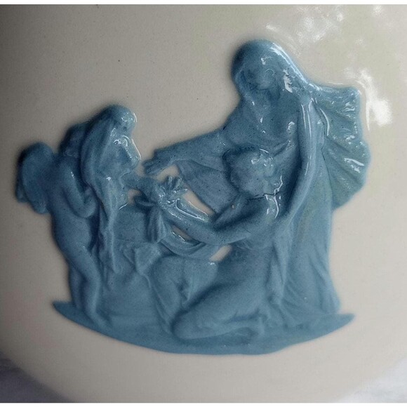 Vintage Wedgwood Queensware Vase: Lavender Cupid Design, Double Handle - Picture 6 of 7